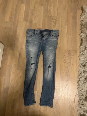 Jack and Jones jeans  - Snygga Jack and Jones jeans med riktigt najs slitningar! Sitter slim/skinny