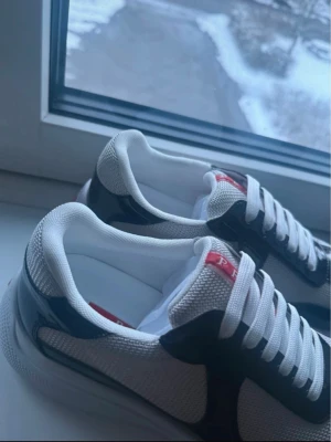 Svarta och vita sneakers från newyork  - Ett par fina svart vita skor från newyorker 