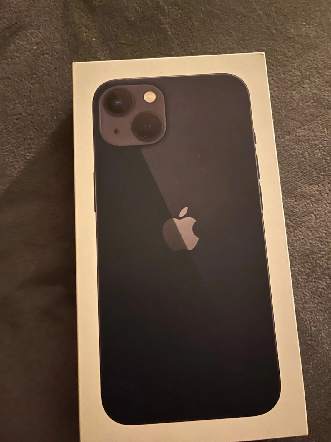 Svart iPhone 13 med dubbla kameror