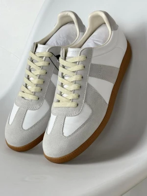 Maison margiela gats  - Säljer dessa maison margiela gats i storlek 41. Skicket är nytt utan defekter. Skriv vid frågor eller bilder!