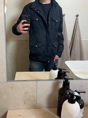 Woolrich field jacket - Säljer denna feta lite tjockare field jacket från Woolrich. Storleken är s och jackan är i toppskick. Killen på bilden är 177 och Priset är ej hugget i sten och är bara höra av dig vid frågor!