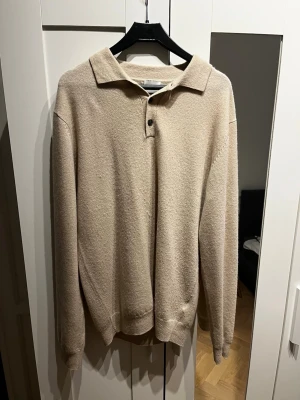 Beige cashmeretröja från John Henric - Säljer en beige stickad tröja i cashmere från John Henric. Tröjan säljs inte längre och är aldrig använd. Storlek L.