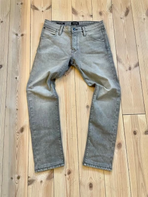 Jack&Jones Jeans - Feta jeans från J&J i färgen ljusgrå, mycket gott skick men kanske behövs en tvätt, annars super skick ✅| Storlek: 29/32, men något uppsydda så sitter typ som 29/31