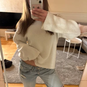 Vit stickad tröja - superfin basic stickad tröja som passar perfekt till både jeans och en kjol på sommarkvällarna ❣️