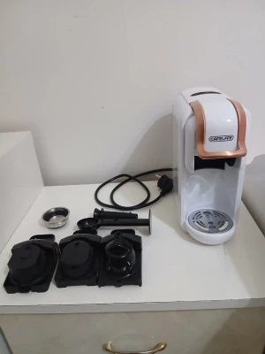 Vit kaffemaskin från Cafelffe - Snygg vit kaffemaskin från Cafelffe med detaljer i kopparfärg. Kommer med flera tillbehör som filter och hållare. Maskinen har en kompakt och modern design i plast och metall, perfekt för köket eller studentrummet. Sladd medföljer för enkel användning. Helt ny