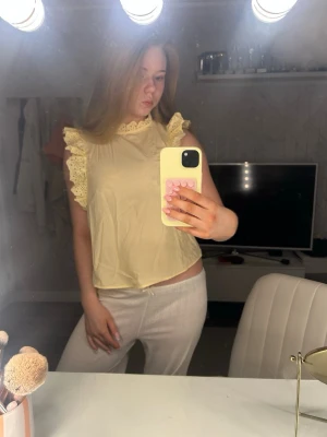 Gul topp med spetsvolanger - Söt ljusgul topp med spetsvolanger på axlarna och runt halsen.✨