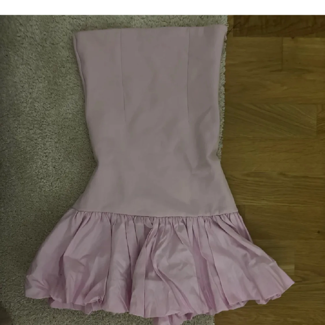 Ljusrosa axelbandslös klänning - 1