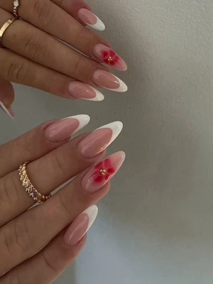Handgjorda lösnaglar💕 - Cute almond naglar med French tip och röd blomma.