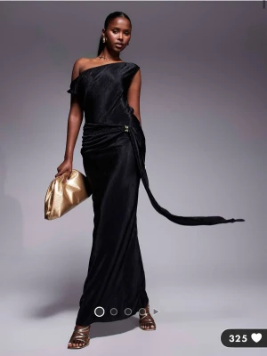 Svart långklänning med öppen rygg - Helt ny med prislapp 