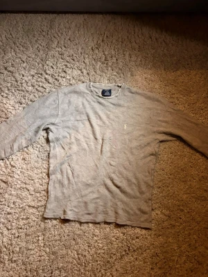 Grå långärmad topp från Polo Ralph Lauren - Ralph Lauren långärmad, finns fläckar men går säkert bort i tvätt med fläckmedel. Storlek M men passar S. Skicka ett meddelande vid frågor
