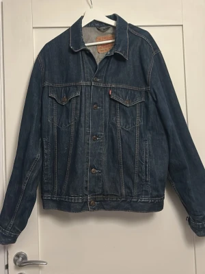 Jeansjacka  - Säljer nu min jeansjacka från Levis som bara legat i garderoben sen jag köpte den. Den är för liten för mig och i storlek XL i kids motsvarande ungefär S - XS i vanlig mansstrolek. Så gott som oanvänd 