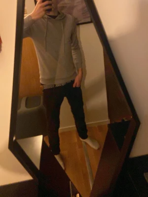 Merinoulls hoodie från Ahlquist Clothing - Säljer denna gråa hoodie gjord av merinoull. Denna hoodie är från Ahlquist clothing och är snygg och skön som fooooon, riktig brudmagnet😉. Säljer denna då den blivit bra för liten och behöver därför köpa en ny i annan storlek. Nypris 799kr säljer den för 350kr kom pm vid intresse!