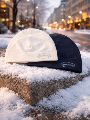 Mössor från Street Racing, svart & vit - Två stilrena mössor från Street Racing, en i svart och en i vit. Båda har en broderad logga framtill och är tillverkade i mjukt tyg som sitter skönt på huvudet. Perfekta för kalla dagar när du vill hålla stilen.