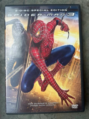 Spiderman 3, 2 disc special dvd - 2-Disc Special Edition av Spider-Man 3. Filmen är från 2007 och har en speltid på 139 minuter. Textning på svenska, norska, danska och finska.  Finns på språk: Engelska   OBS!! skivorna är begagnade så det kan förekomma repor/hairlines på skivorna, men då jag kollar igenom alla filmer jag säljer garanterar jag att alla funkar felfritt om inget annat står! :)