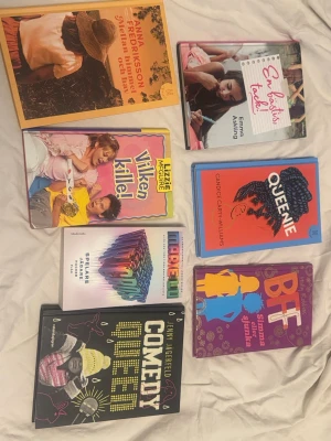 Böcker för ungdomar  - En bok kostar 85 helt ny skikt om man köper alla koster de 550. Verkligen spännande böcker som roliga och intressanta passar tonåringar.                         1. 	En bästis, tack! - Emma Askling  	2. 	Mellan himmel och hav - Anna Fredriksson  	3. 	Simma eller sjunka - Candice Carty-Williams  	4. 	Vilken kille! - Lizzie McGuire  	5. 	Comedy Queer - Jenny Jägerfeld  	6. 	Spelare - Jägare  	7. 	Hacker - Pjäs (osäker på författare)