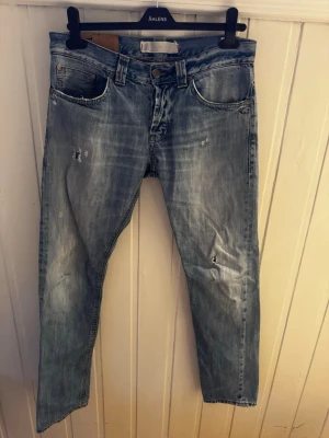 Dondup Jeans  - Snygga blåa dondup jeans med snygga slitningar och tvätt | Passar till allt | Kanon skick | P081