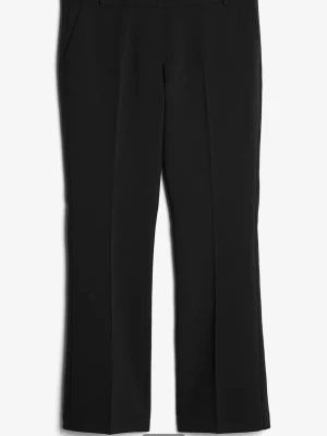 Svarta kostymbyxor med pressveck - Säljer ett par klassiska svarta kostymbyxor med raka ben och pressveck framtill. Byxorna har diskreta sidofickor och hällor för skärp. Perfekta för en clean och stilren look.