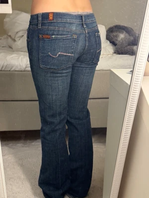 Mörkblå bootcut jeans - Snygga mörkblå bootcut-jeans från 7 for all mankind. Storlek S/M. 