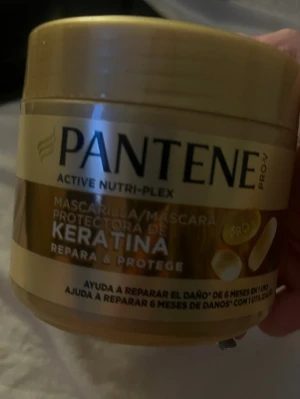 Pantene Keratin Hårinpackning 300ml - Oöppnad!!! Guldig burk med Pantene Active Nutri-Plex Keratin hårinpackning. Inpackningen stärker och skyddar håret med keratin och Pro-V formula. Passar för att återfukta och reparera skadat hår. Innehåller 300 ml och har en rund plastförpackning.