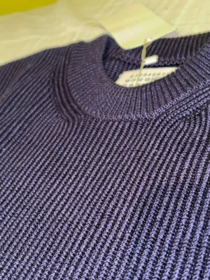stickad tröja Maison Margiela - Tröjan är mörkblå/navy. Den är riktigt tjock och i lyxigt material.                                                         Skick:10/10 ny.                                                               Frakt:inom 24h                                                        Skriv gärna om du har frågor eller funderingar!