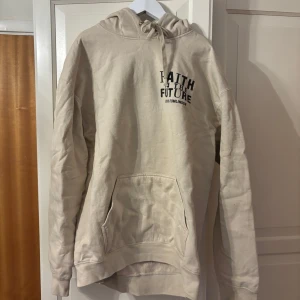 Beige hoodie Faith In The Future Louis Tomlinson Merch - Louis Tomlinson Merch från konserten i Stockholm 2023. Otroligt fint tryck och fluffet i hoodien är kvar. Säljes enbart pga mentalt bagage hoodien bär.
