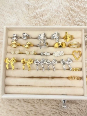 Ringar i guld och silver 💘 - Säljer justerbara (inte alla) smycken i guld och silver. alla är helt nya. Stora ringar 99kr st. Små ringar 89kr st. Halsband 99kr st. Örhängen 99kr. Vid köp av fler saker får du rabatt 🎀skriv till mig innan du köper för att vara säker på att smycket inte är sålt!💕 det finns separata annonser för varje smycke. Köp gärna genom bundle om du vill köpa flera!💘