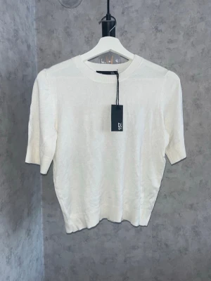 Vit kortärmad topp från 157 - Helt ny vit topp från Lager 157, med mjukt material. Enkel och clean design som passar till många looks🎀