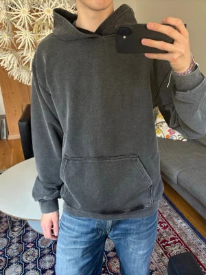 Mörkgrå hoodie  - Chill hoodie med tvättad wash! Mörk grå fortfarande taggen på 