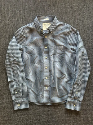 Abercrombie & fitch skjorta ~ 2000’s model - Sjukt eftertraktad Abercrombie & Fitch skjorta ~ 2000’s modell som inte längre produceras | st M/true size | Rekomenderad längd mellan 174–184cm | Färg /blå/vit | OBS kan gå ner lite i pris vid snabb affär! 🏄