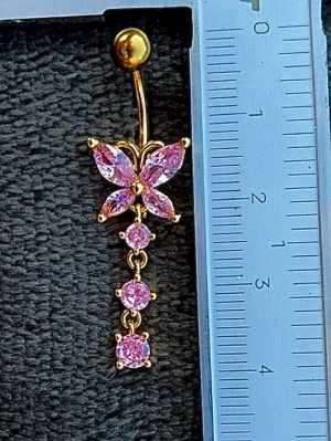 NY oanvänd Navelpiercing med hänge | Kirurgiskt stål | Fjäril och rosa stenar  - 💕30% Bundle-rabatt vid köp av minst 2 artiklar. ⭐️NY oanvänd piercing i kirurgiskt stål; rostfritt och säkert för läkta piercingar.                               📏MÅTT ⭕️Stavens längd: 10mm ⭕️Stavens tjocklek: 1,6mm ⭕️Smyckets totala längd: 40mm                                                                         🤍Färger: Guld och rosa                                                            💌Skickas spårbart via Plick SafePay.