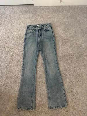 Blå raka/ bootcut jeans  - Säljer ett par ljusblå raka jeans från Gina Tricot med hög midja 