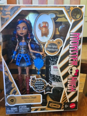 Monster High , Boo-riginal Creeproduktion - Säljer en Monster High-docka, Robecca Steam, i originalförpackning. Dockan har blått och svart hår med röda slingor, kläder i blått och svart med metalliska detaljer samt tillbehör som Captain Penny-figur och dagbok. Perfekt för samlare eller Monster High-fans.