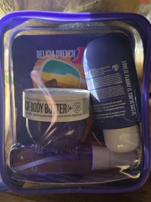 Sol de Janeiro Delicia Drench Jet Set - Säljer ett Sol de Janeiro Delicia Drench Jet Set med Cheirosa 59 doft. Setet innehåller en body butter, shower oil och perfume mist i resevänliga storlekar. Allt kommer i en genomskinlig lila necessär, perfekt för att ta med på språng.