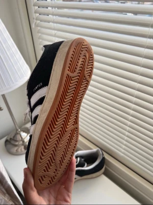 Adidas campus 00  - Svarta adidas campus, inte min stil längre därför säljer jag. 