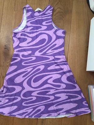 Mörk o ljuslila klänning - Lila klänning i storlek 170 från H&M