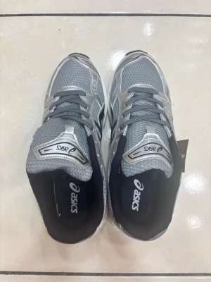Gråa sneakers  - Gråa sneakers helt nya och oanvända i nytt skick storlek 42
