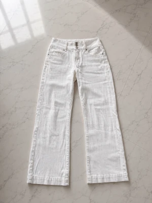 Vita raka jeans  - Superfina vita raka jeans från Meet me there i storlek xxs/xs. Perfekta nu inför sommaren!🤍
