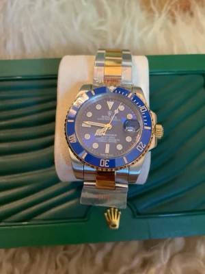 Klocka Submariner - Denna supersköna klocka som är då rätt blir din till det fashionabla priset av 2500 riksdaler, helt nu mediala tillbehör som kartong påse etc dessutom har du genom oss 2 års garanti få den är helt ny, för fler supersköna skor, kläder bälten kepsar och klockor spanain vår hemsida som håller klart konkurrenskraftiga priser till butiker med samma utbud( vi är faan i mig billigast med den bästa kvaliteten då vi har jämfört genom att köpa deras produkter). Givetvis så surfa in på jisaoutlet.nu 