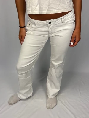 Lågmidjade jeans - Supersnygga lågmidja vita Miss Sixty jeans | Storlek 33 | Jättefint skick! | Jag är 168cm lång och väger 60kg | Mått: Ytterbenslängd: 99cm. Midjebredd: 43cm. Lårbredd: 28cm. Fotöppning: 23cm. Kontakta mig vid fler frågor eller funderingar!💗