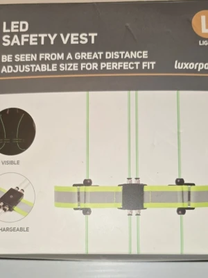 LED säkerhetsväst från Luxorparts - Säljer en justerbar LED säkerhetsväst från Luxorparts med optiska fibrer och reflexdetaljer. Västen är uppladdningsbar via USB och har tre ljuslägen. Perfekt för löpning, cykling eller promenader i mörker. Syns på långt håll tack vare starkt ljus.