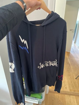 Zadig Voltaire Kashmir Hoodie | S - Sällsynt hoodie från Zadig Voltaire i Kashmir och Merino mix | Bra skick men har gått upp vid halsen; se bild 3, går att laga och syns knappt vid användning. Storlek S men passar M 
