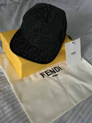 fendi keps - säljer en skön fendi keps som är i topp skick, inga skador eller besvär!
