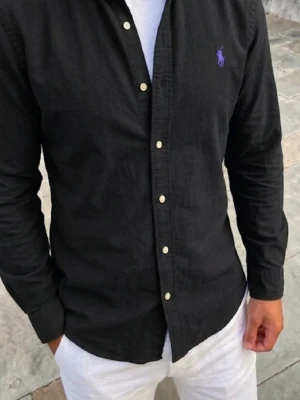 Svart Ralph Lauren skjorta  - Fint skick! Strl M Hör av dig vid frågor! 