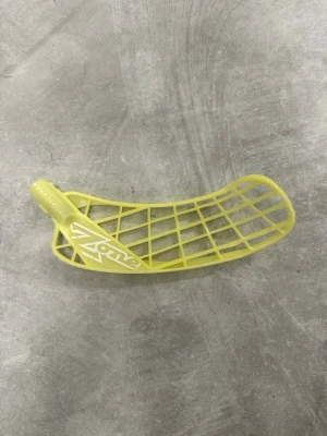 3 innebandyblad (endast blad) - Jag säljer nu 3 innebandyblad från zone av modellen hyper i left. Alla 3 bladen är använda men inga sprickor eller större fel. Dem har använts en hel del och det syns,  de är även böjda vilket man kan fixa till efter egen vilja vid köp.            OBS! Det är endast de tre bladen som ingår och inget skaft eller klubba till dem. 