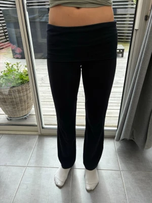  Mörkblå yoga pants  - Säljer ett par mörkblå yoga pants som har låg midja med bootcut-modell och midja som kan vikas ner. Mjukt och stretchigt material som sitter skönt på kroppen. Perfekta för dig som gillar en avslappnad men ändå snygg look.