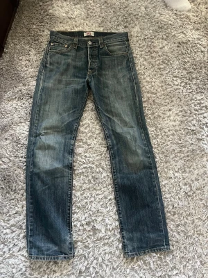 Levi's 501 raka blå jeans - Tja, säljer detta snygga Levis jeans. Storlek 30/32 och i bra skick. Skriv till mig vid minsta fundering. Mvh Marius