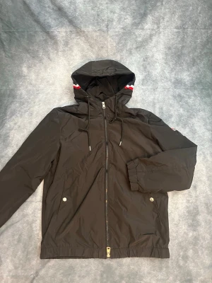 Moncler Windbreaker - Tjena, nu säljer vi denna väldigt fina Moncler Windbreakern! Den är i väldigt bra skick och ser jättefin ut! Om ni har ytterligare frågor så ställ gärna dem! 🤗