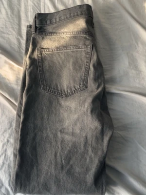 Grå jeans - Jag säljer grå jeans som är lite baggy och super bekväma i storlek 31 W och 34 L. Perfekt för dig som gillar lite streetwear, clean och bekväm stil. Hör av dig om du har frågor!