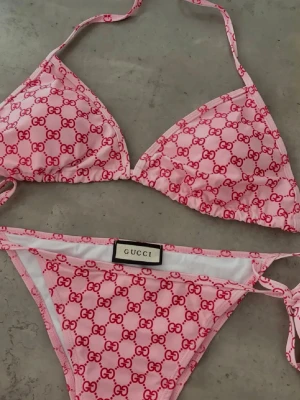 Rosa bikini - Helt ny bikini. Stl M passar även S då man knyter både på underdelen och överdelen. Så fin och trendig, perfekt i sommar 💕