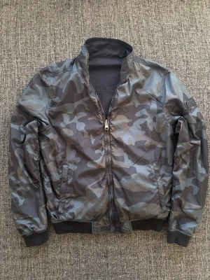 Woolrich windbreaker | reverseble  - Sjukt eftertraktad Woolrich windbreaker ~ 2000’s modell som inte längre produceras | st S/true size | Rekomenderad längd mellan 165–175cm | färg camo/svart (reversibel) | OBS kan gå ner lite i pris vid snabb affär! 🏄